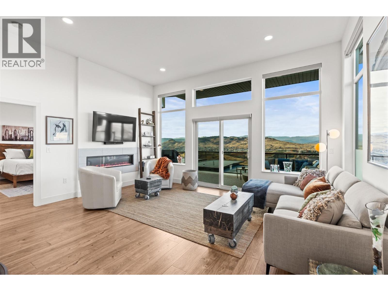 1000 Mt. Robson Place Unit# 37, Vernon, BC - Indoor Photo Showing Living Room