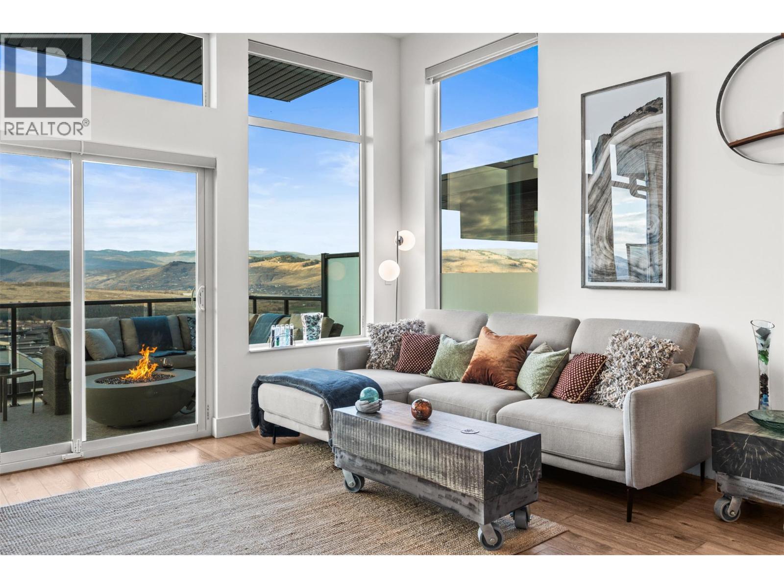 1000 Mt. Robson Place Unit# 37, Vernon, BC - Indoor Photo Showing Living Room