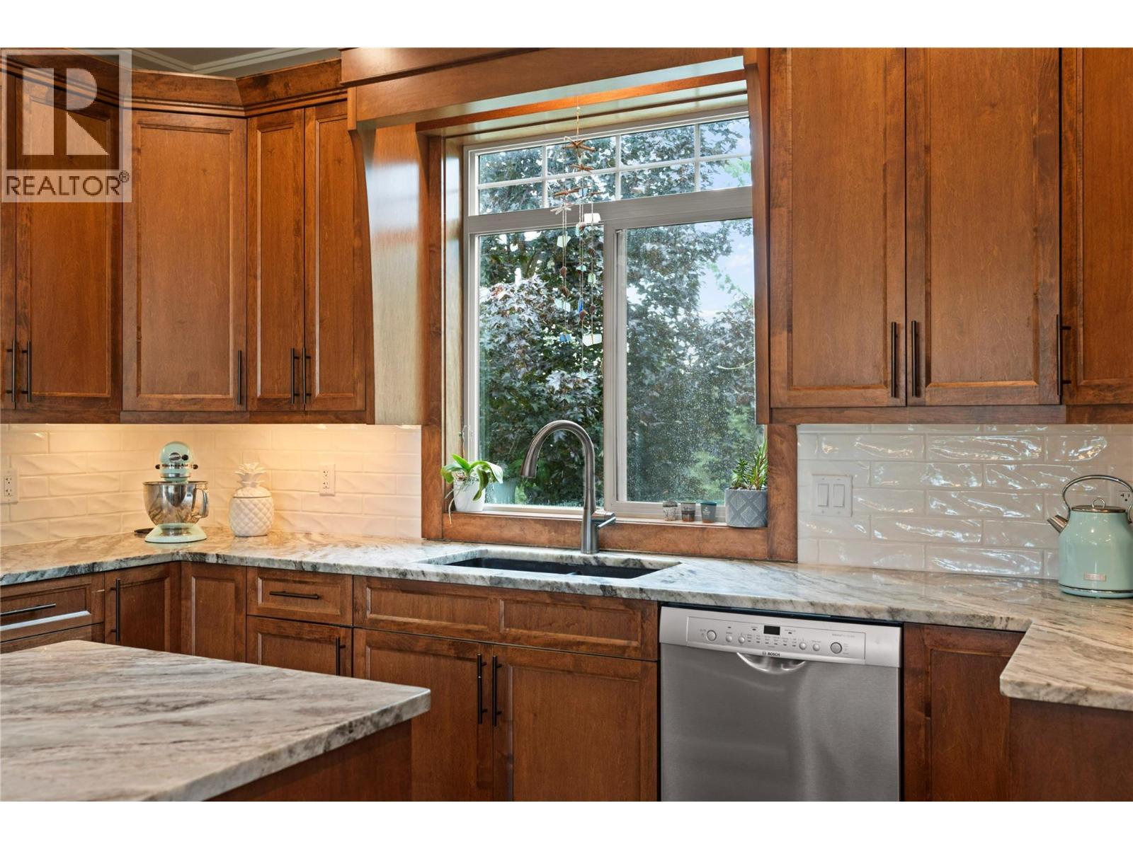 4322 Sharp Road, Spallumcheen, BC - Indoor Photo Showing Kitchen