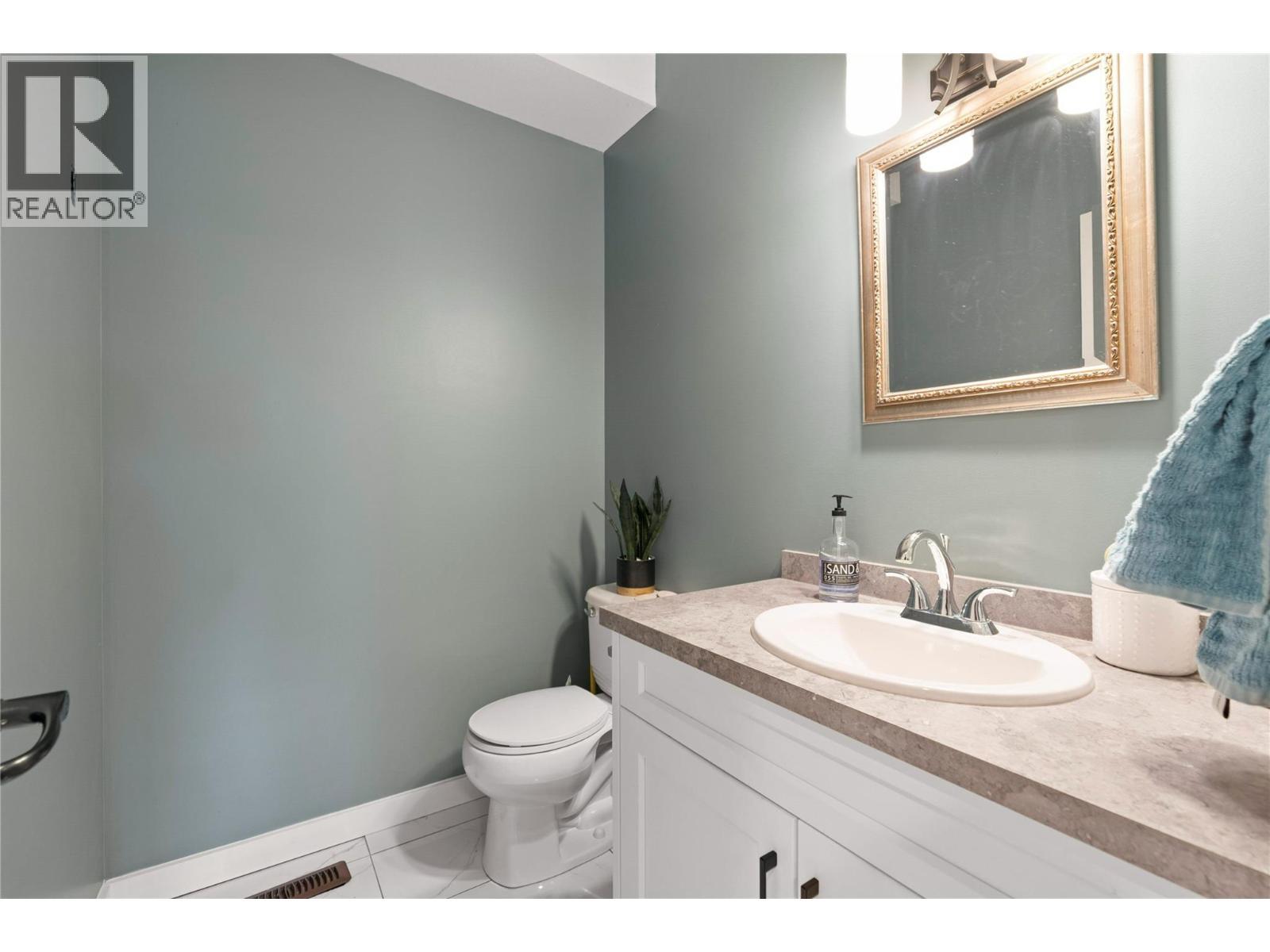 4322 Sharp Road, Spallumcheen, BC - Indoor Photo Showing Bathroom