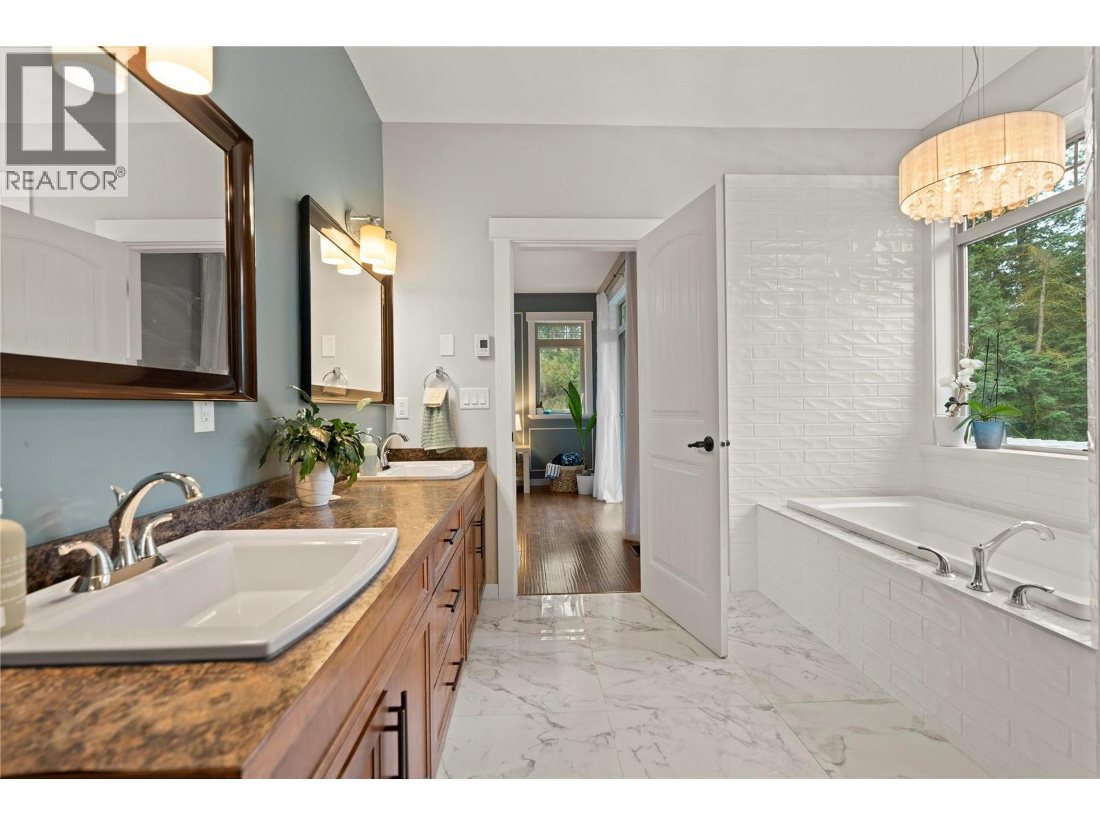 4322 Sharp Road, Spallumcheen, BC - Indoor Photo Showing Bathroom