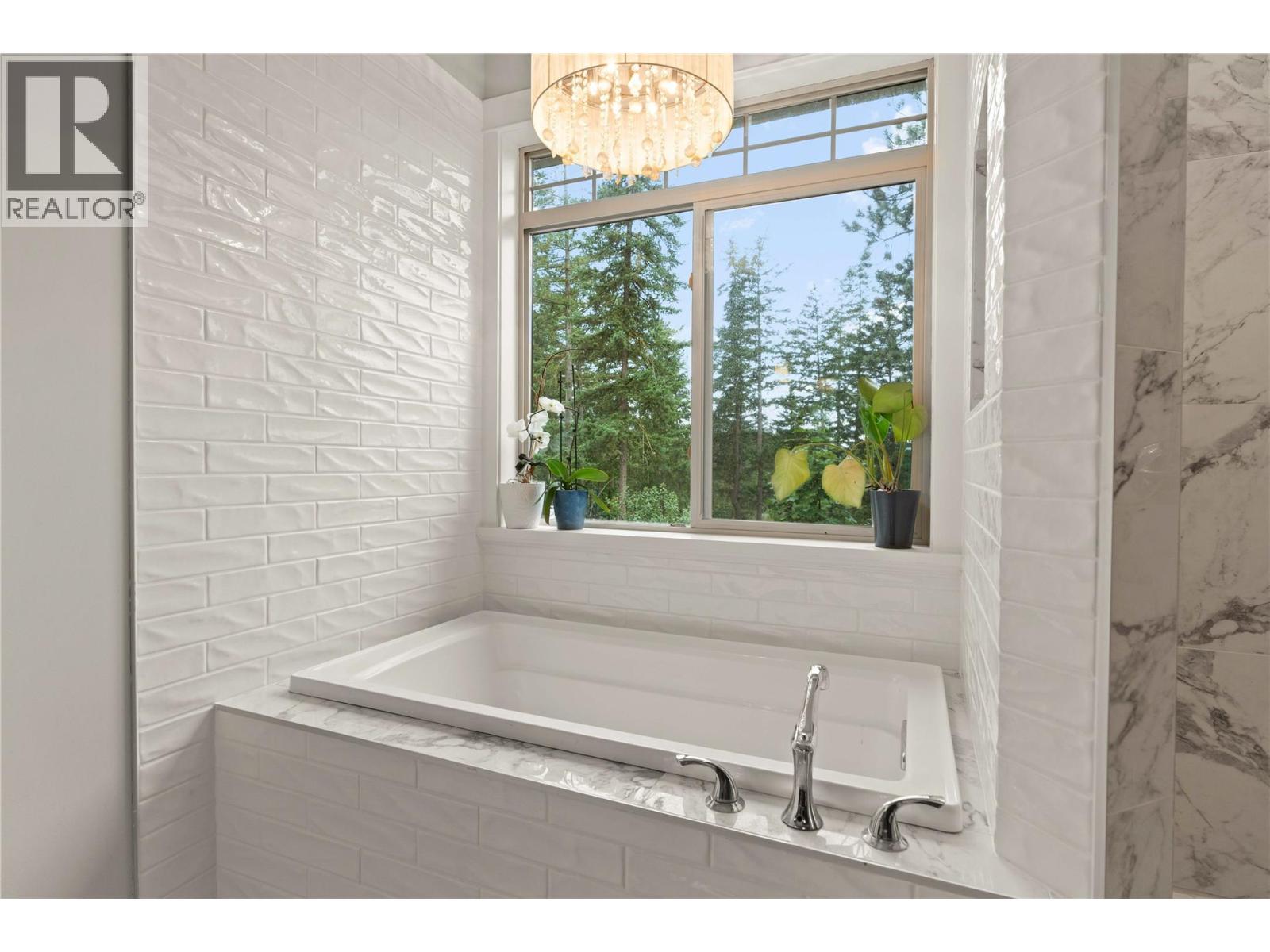 4322 Sharp Road, Spallumcheen, BC - Indoor Photo Showing Bathroom