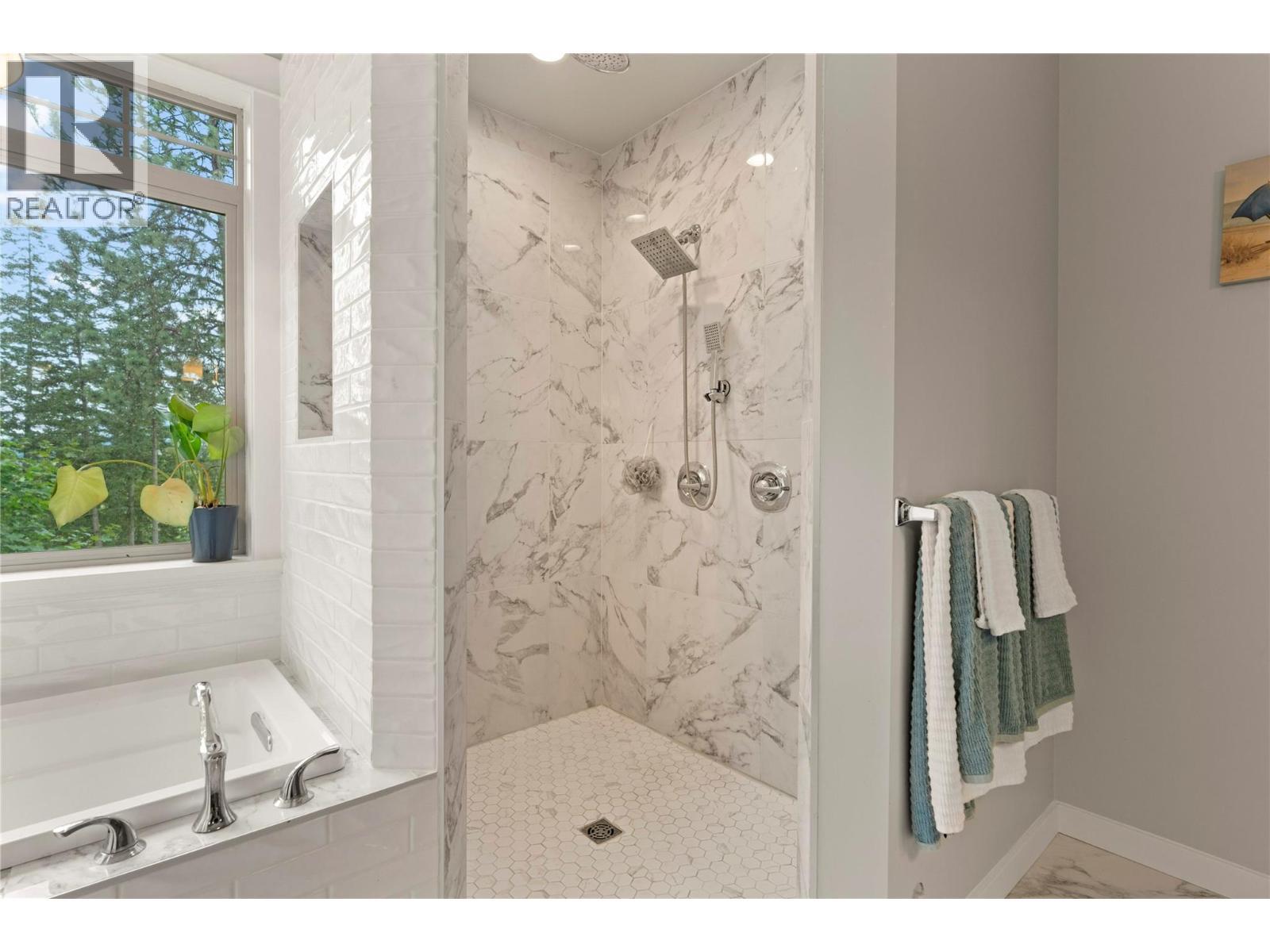 4322 Sharp Road, Spallumcheen, BC - Indoor Photo Showing Bathroom