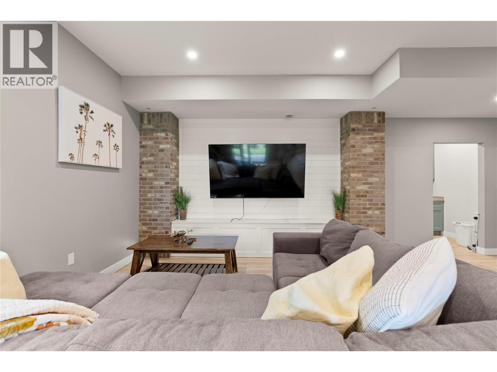 4322 Sharp Road, Spallumcheen, BC - Indoor Photo Showing Living Room