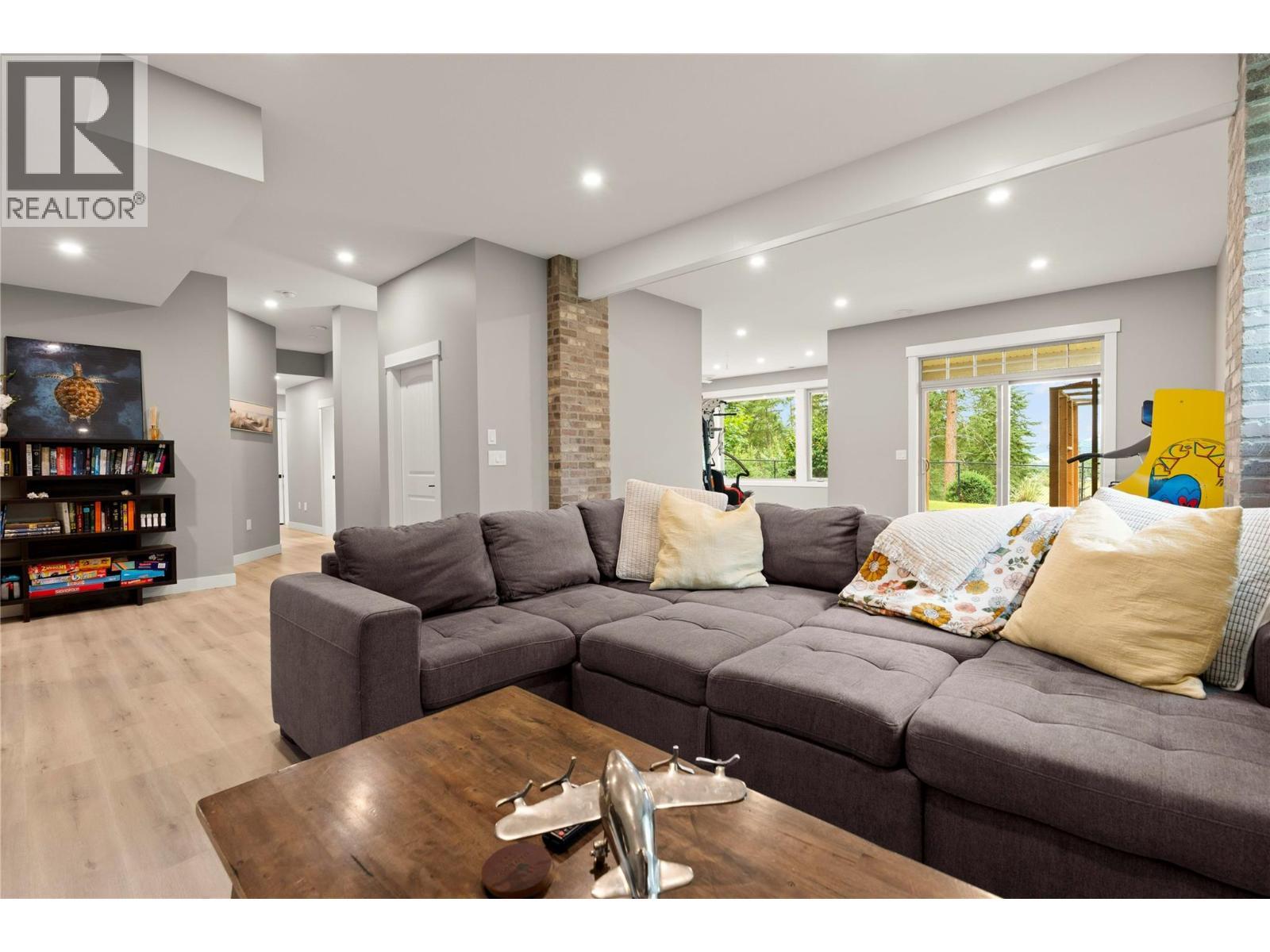4322 Sharp Road, Spallumcheen, BC - Indoor Photo Showing Living Room