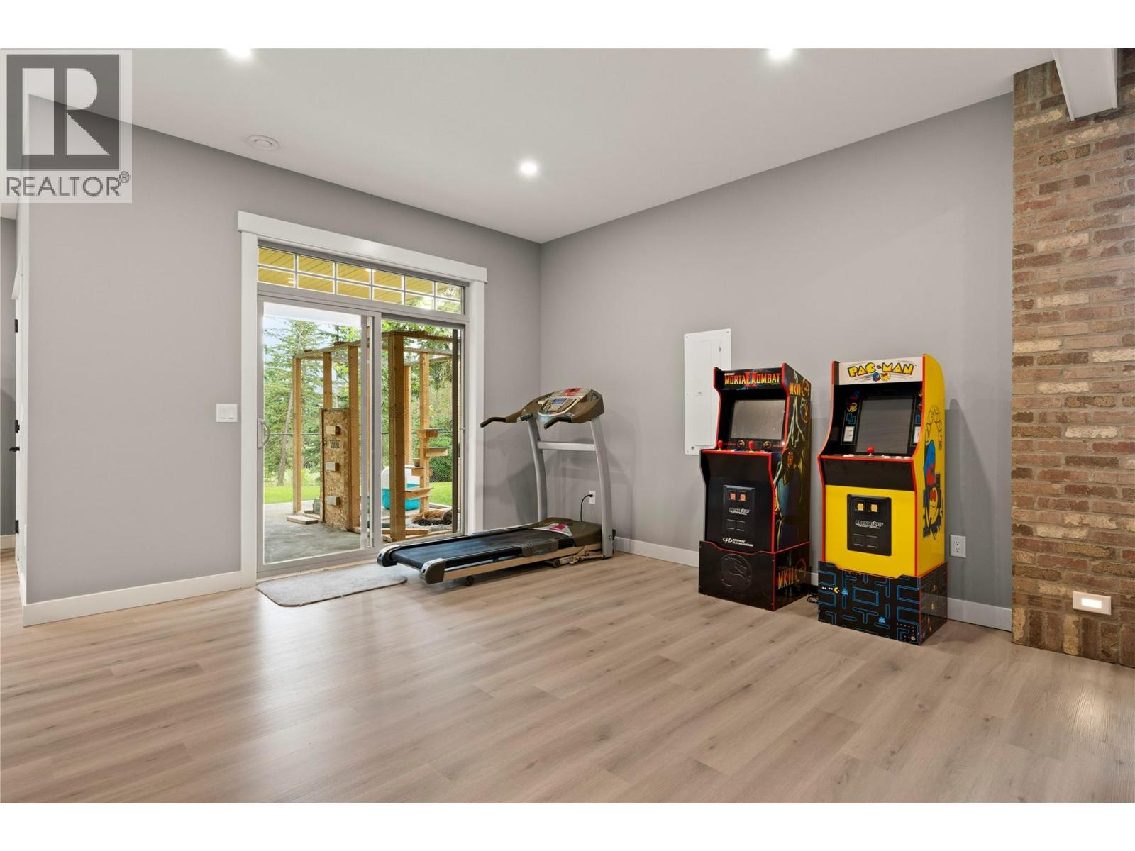 4322 Sharp Road, Spallumcheen, BC - Indoor Photo Showing Gym Room