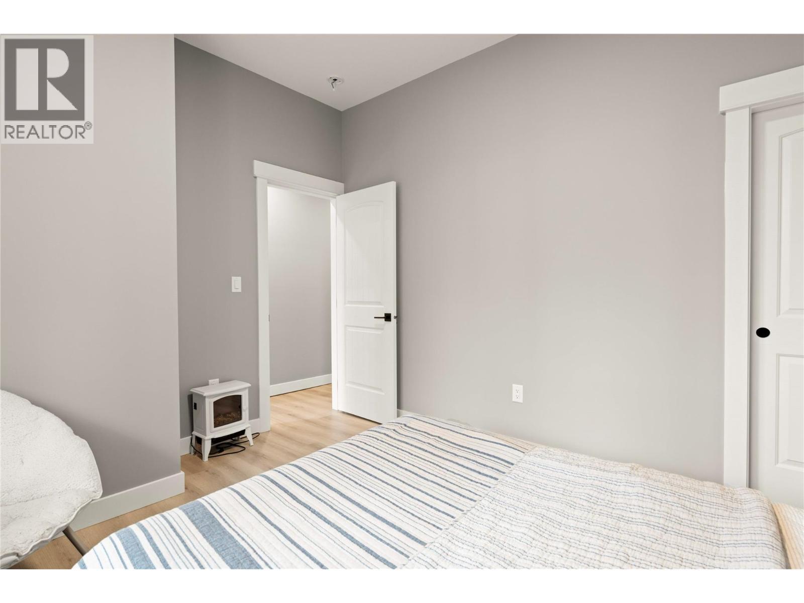 4322 Sharp Road, Spallumcheen, BC - Indoor Photo Showing Bedroom