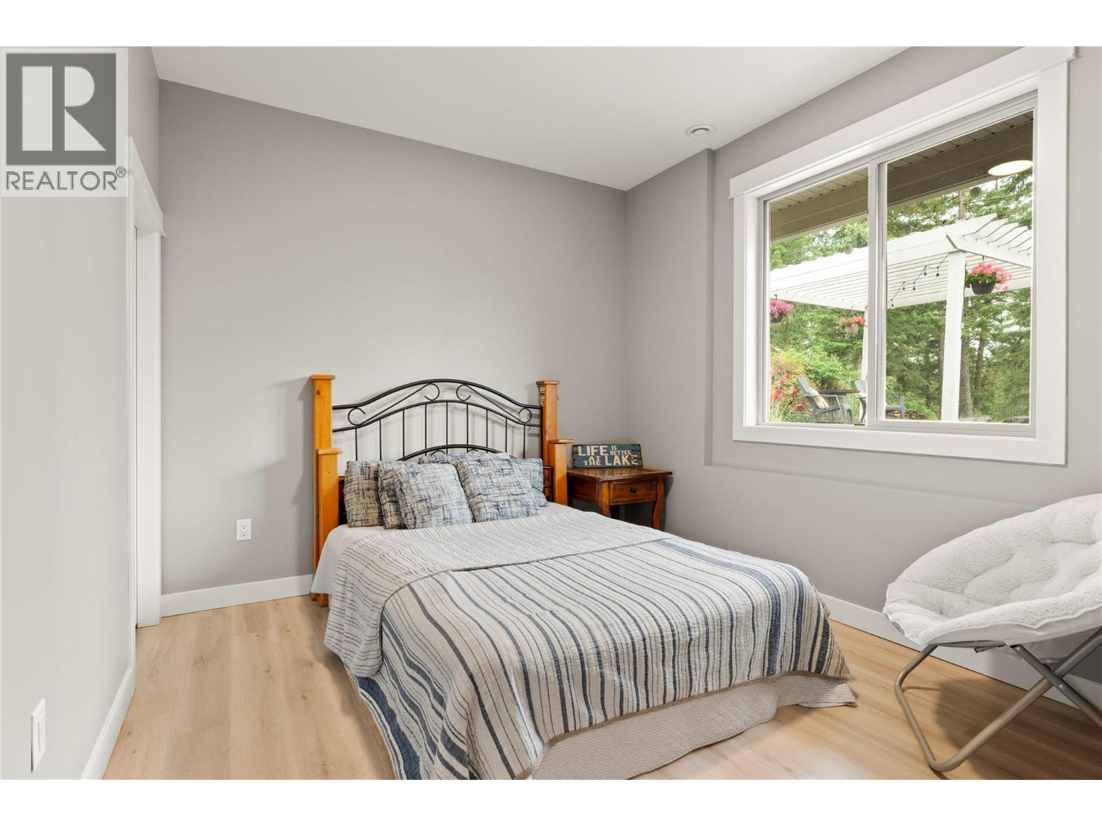4322 Sharp Road, Spallumcheen, BC - Indoor Photo Showing Bedroom