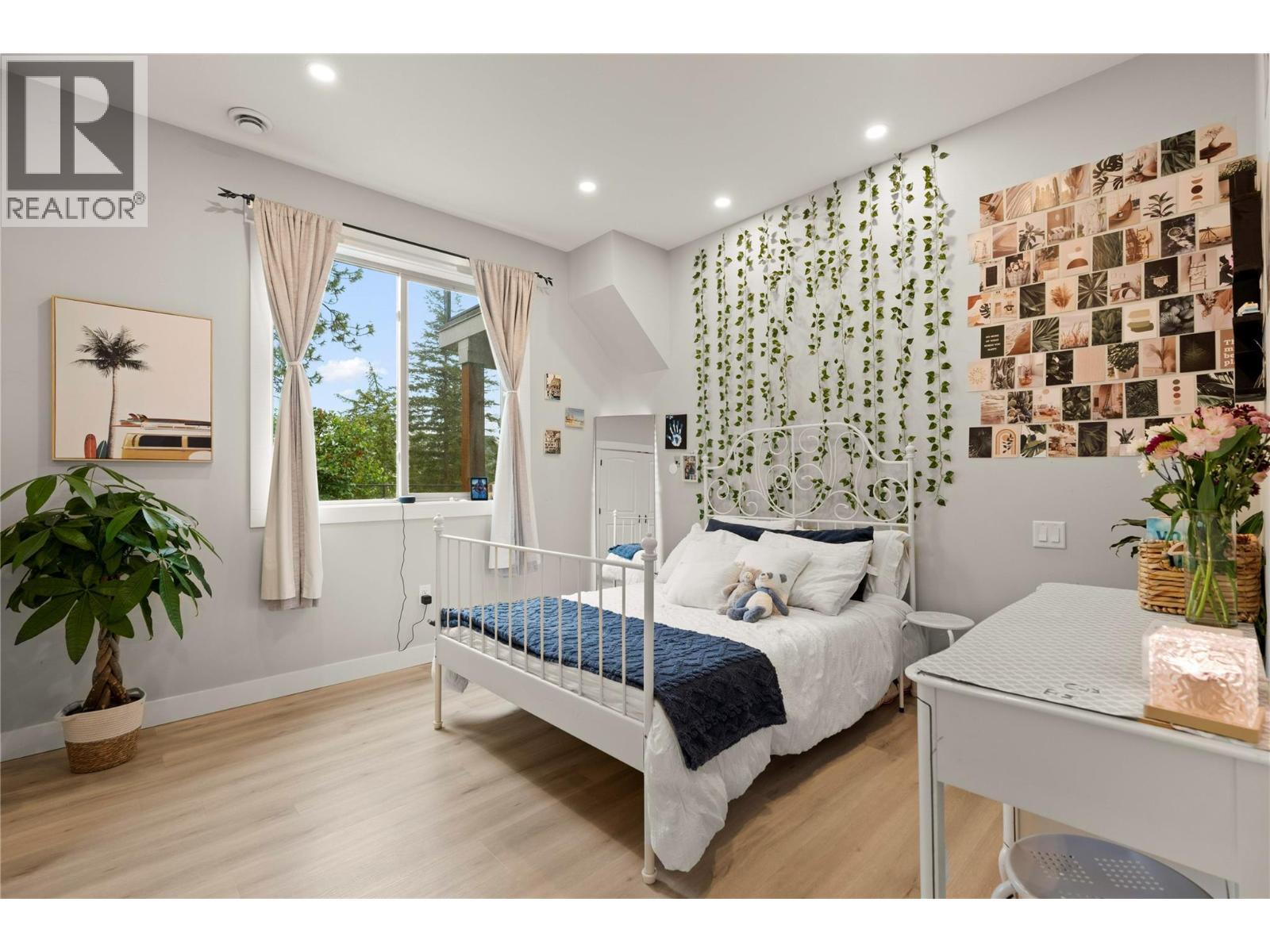 4322 Sharp Road, Spallumcheen, BC - Indoor Photo Showing Bedroom