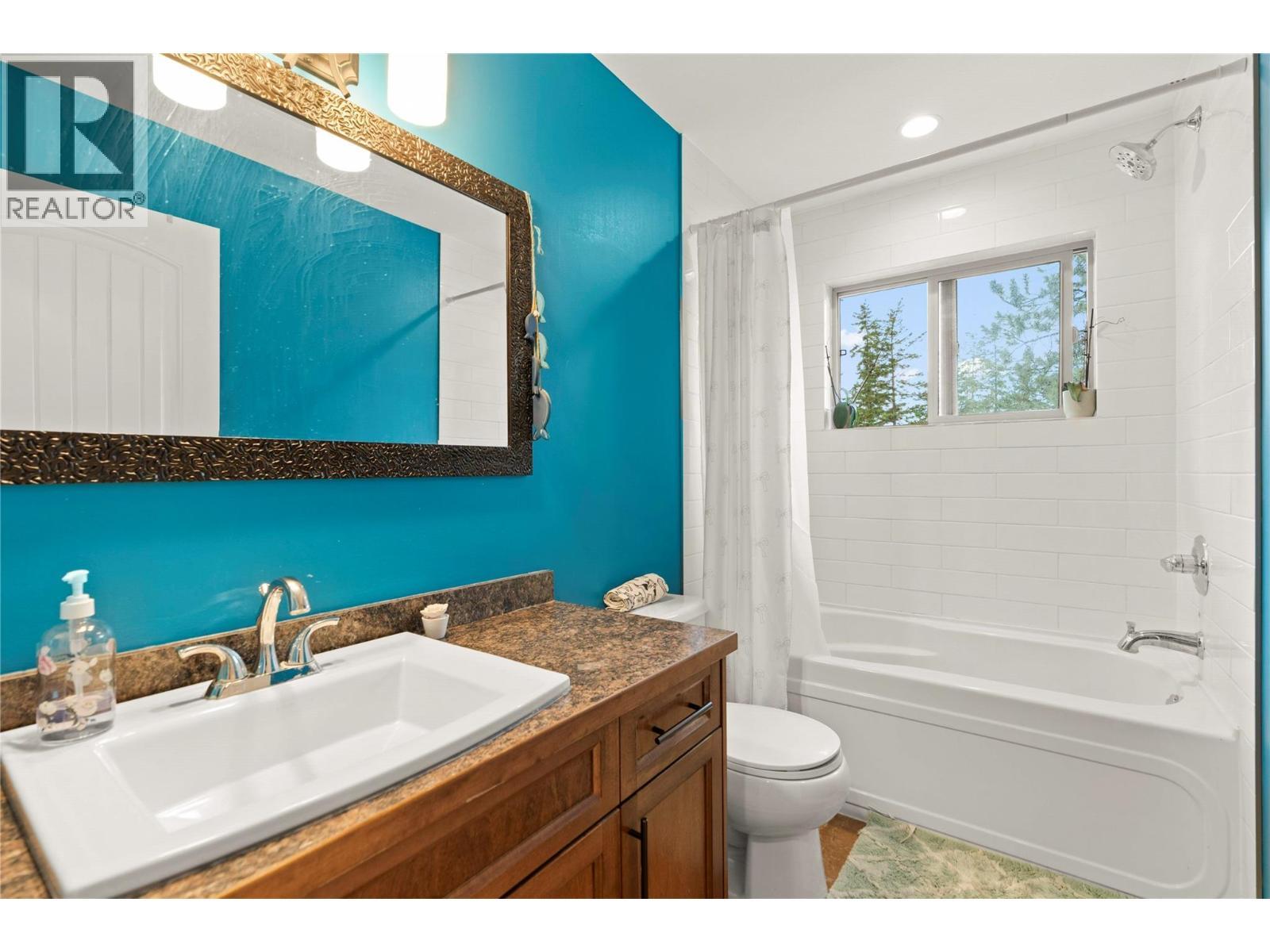 4322 Sharp Road, Spallumcheen, BC - Indoor Photo Showing Bathroom