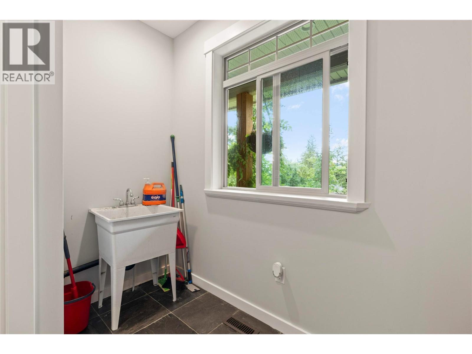 4322 Sharp Road, Spallumcheen, BC - Indoor Photo Showing Other Room