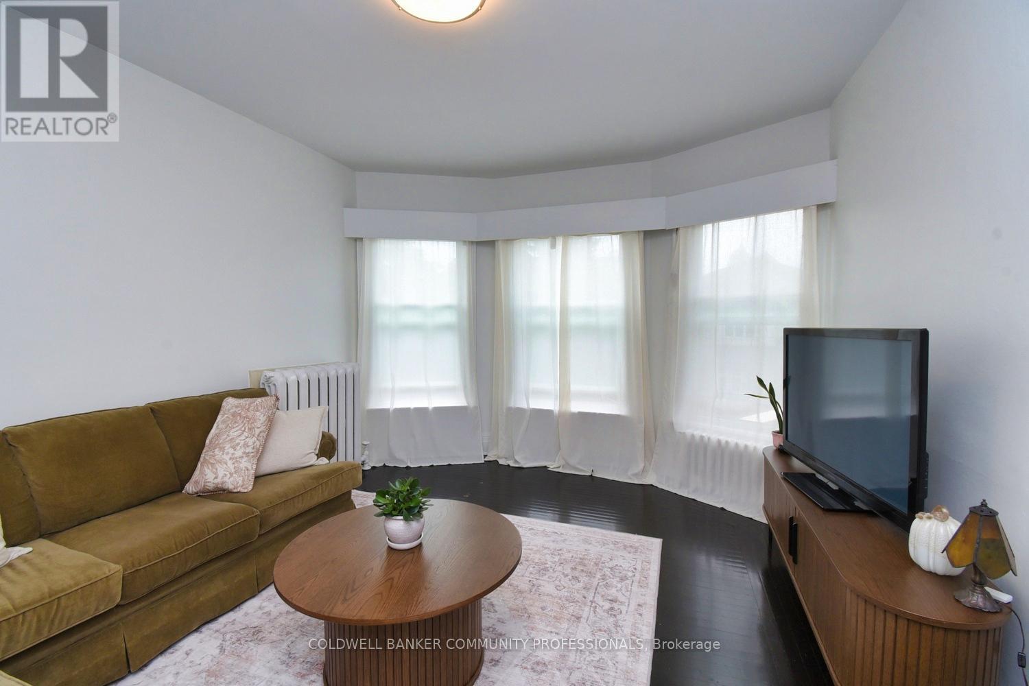 461 Dundurn Street S, Hamilton, ON - Indoor Photo Showing Living Room