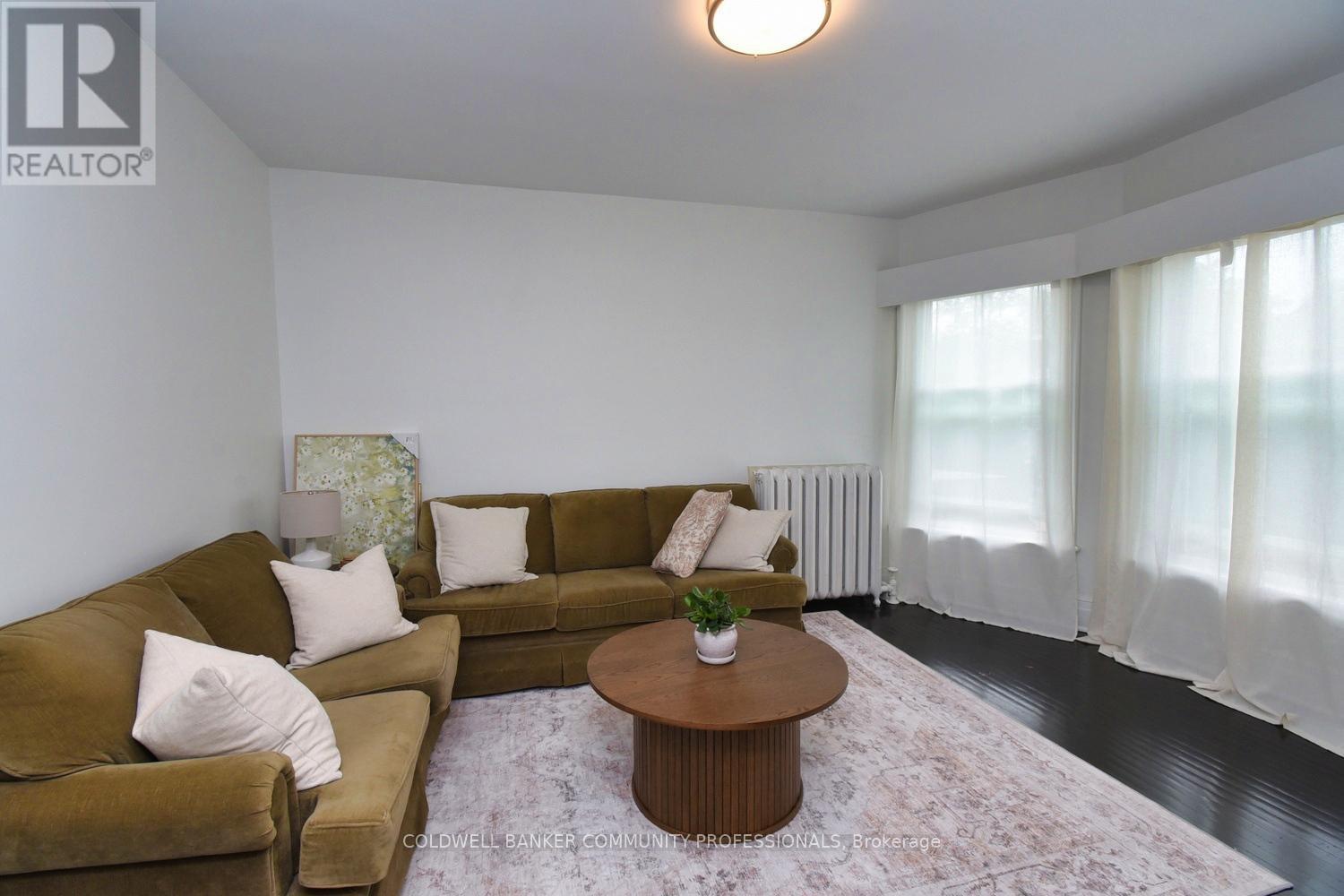 461 Dundurn Street S, Hamilton, ON - Indoor Photo Showing Living Room