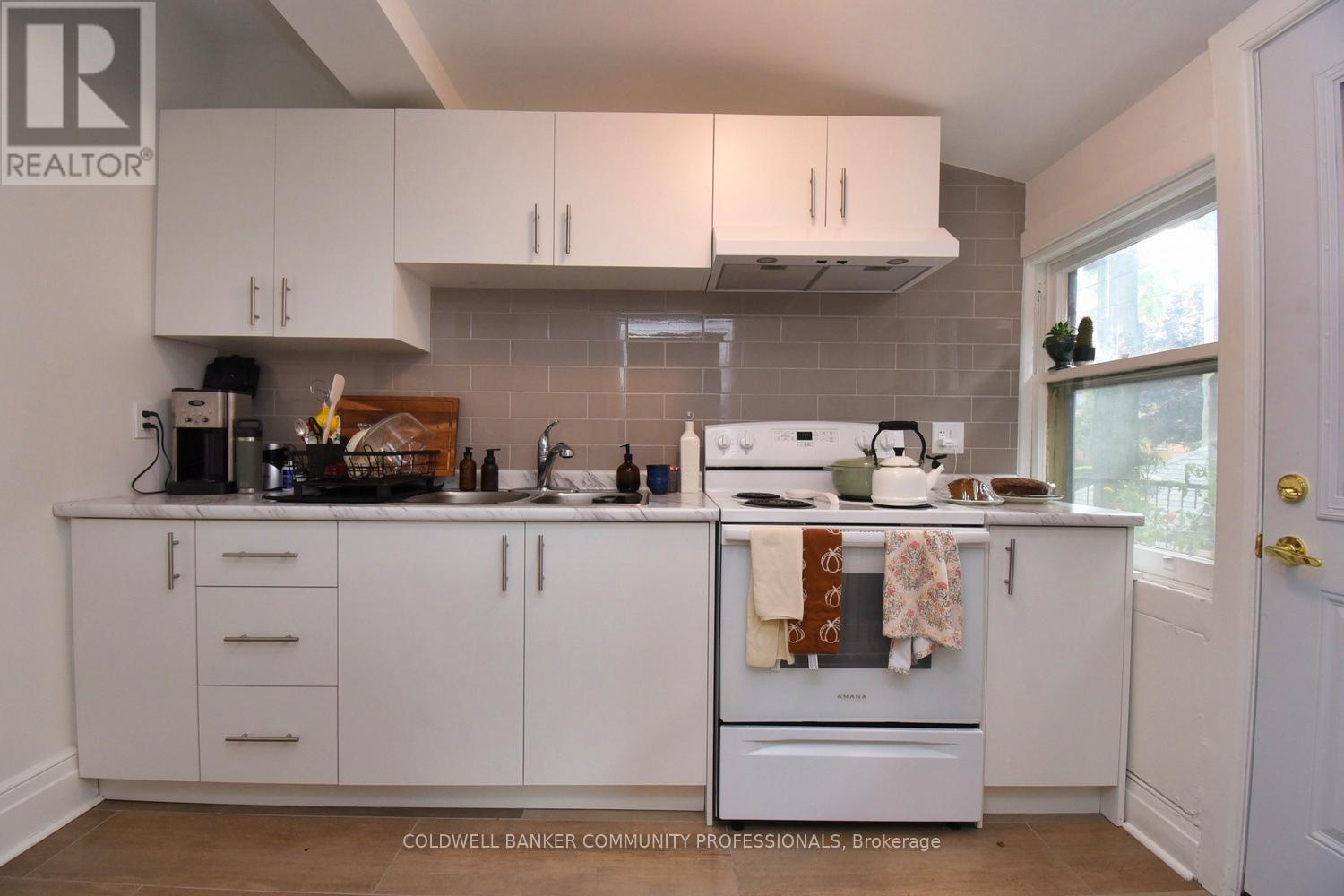 461 Dundurn Street S, Hamilton, ON - Indoor Photo Showing Kitchen With Double Sink