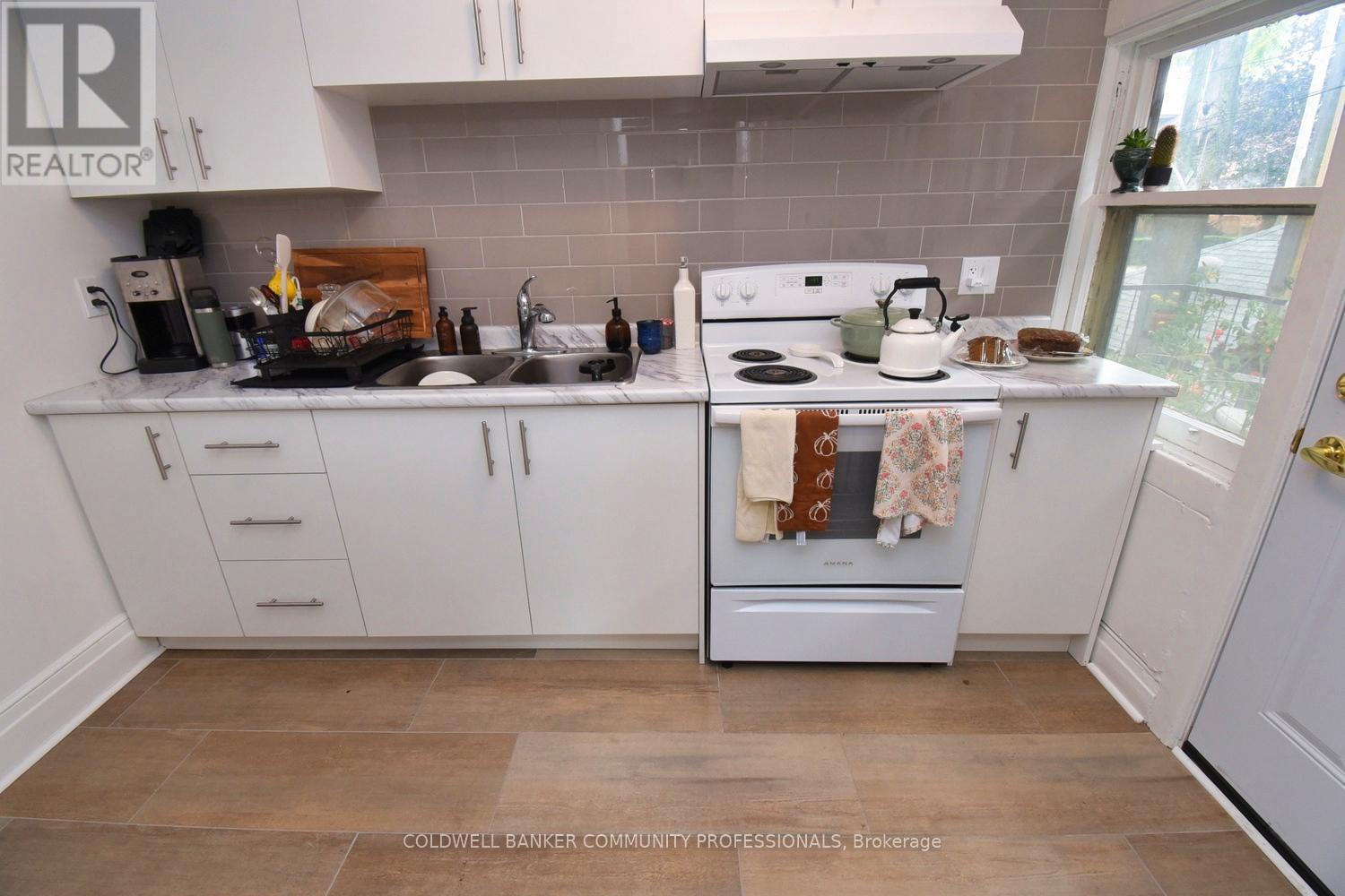 461 Dundurn Street S, Hamilton, ON - Indoor Photo Showing Kitchen With Double Sink