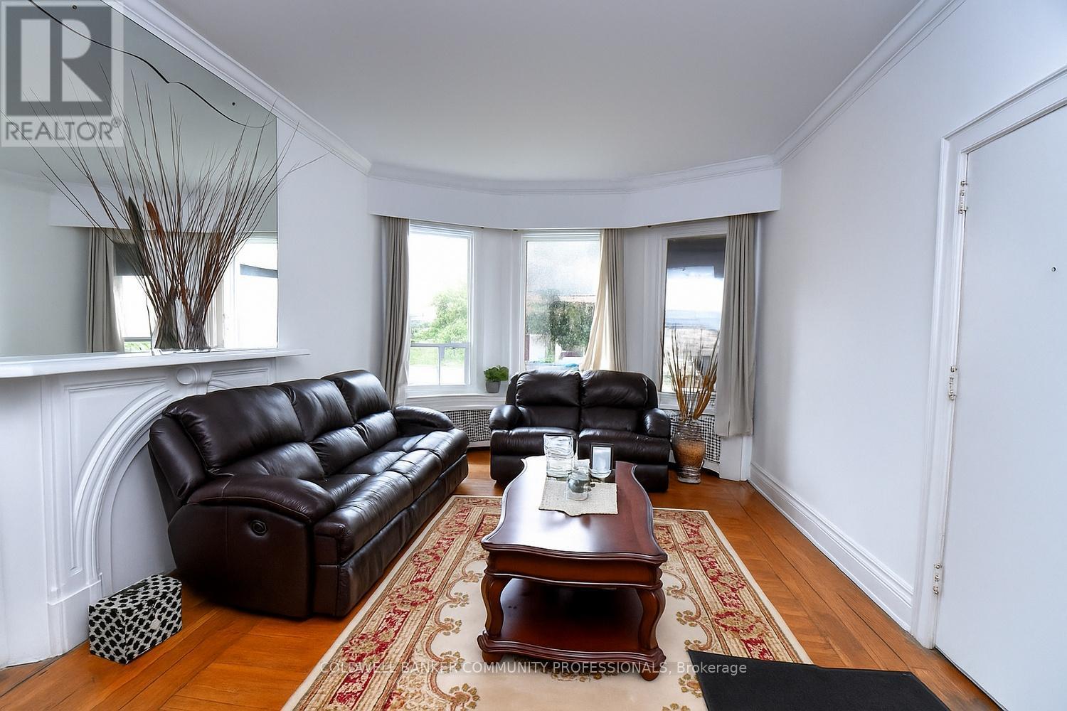 461 Dundurn Street S, Hamilton, ON - Indoor Photo Showing Living Room