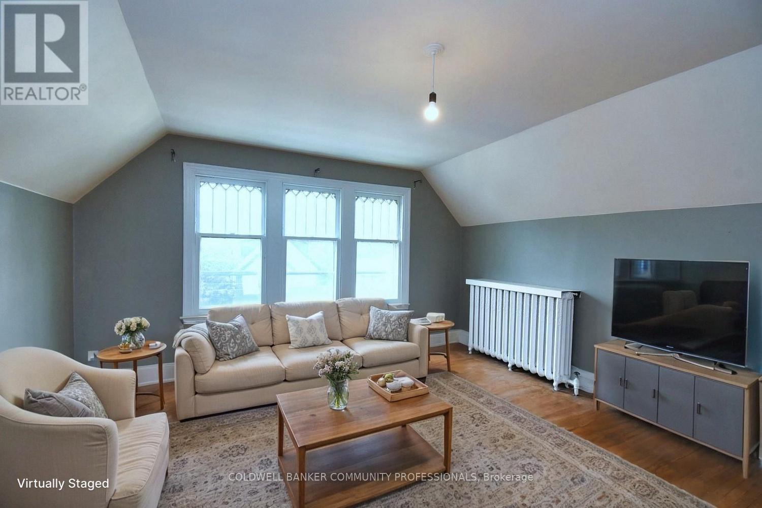 461 Dundurn Street S, Hamilton, ON - Indoor Photo Showing Living Room