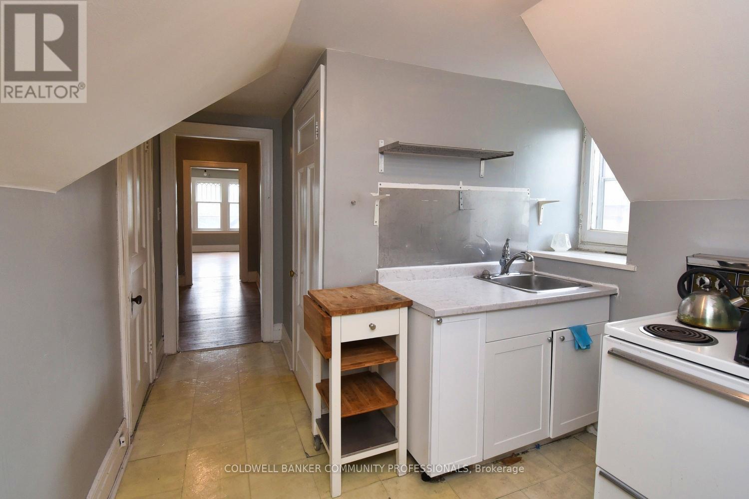 461 Dundurn Street S, Hamilton, ON - Indoor Photo Showing Kitchen