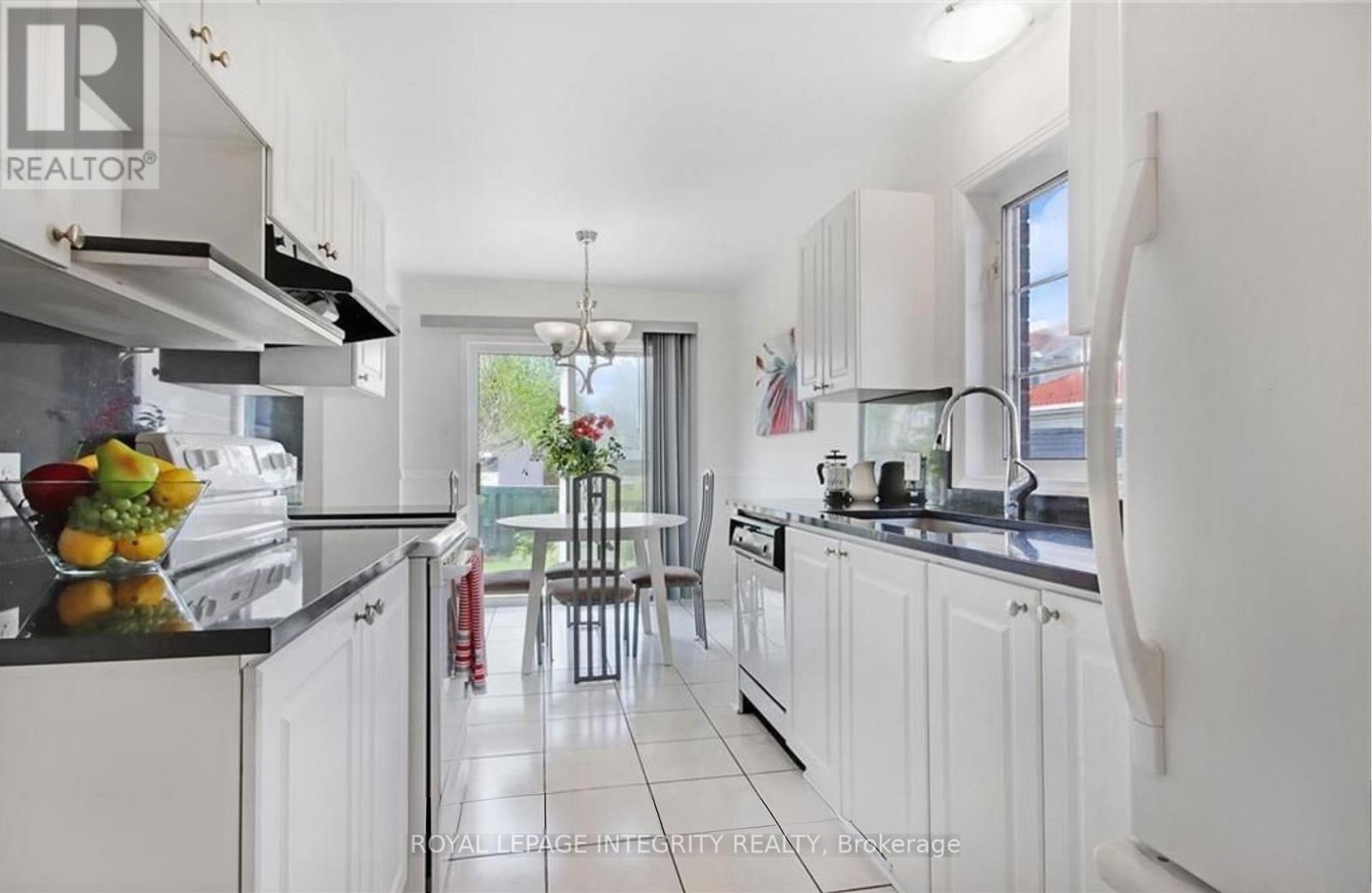 77 Daventry Crescent, Ottawa, ON - Indoor Photo Showing Kitchen With Upgraded Kitchen