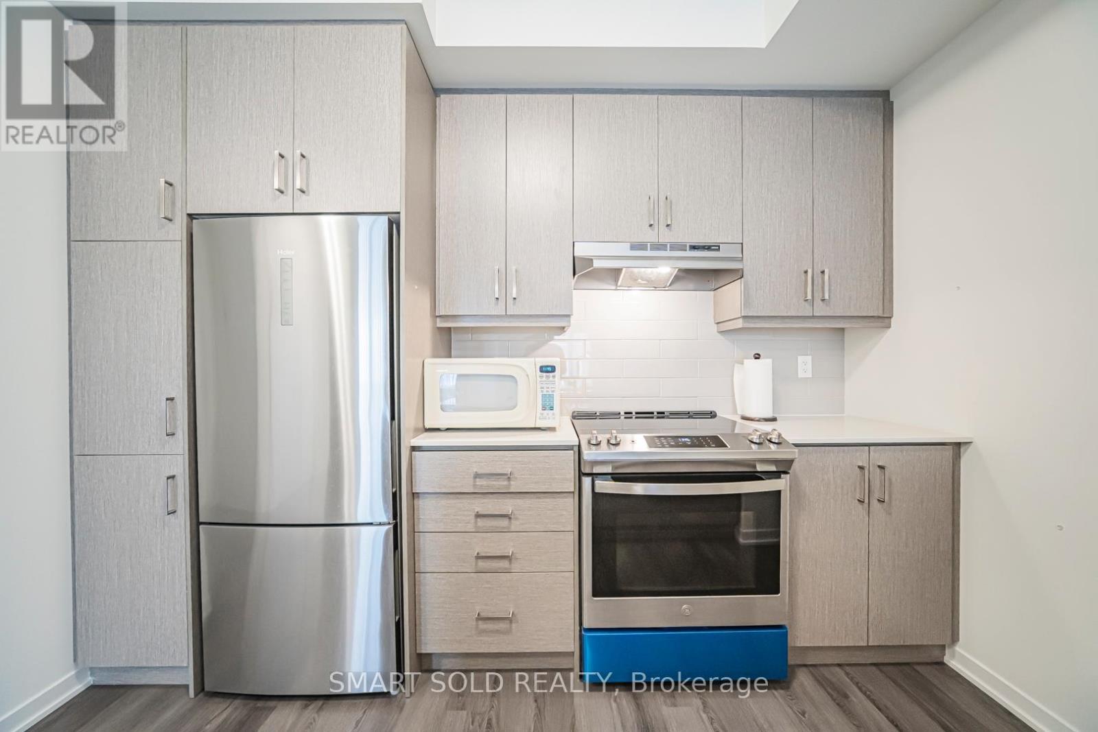 239 - 121 Honeycrisp Crescent, Vaughan, ON - Indoor Photo Showing Kitchen
