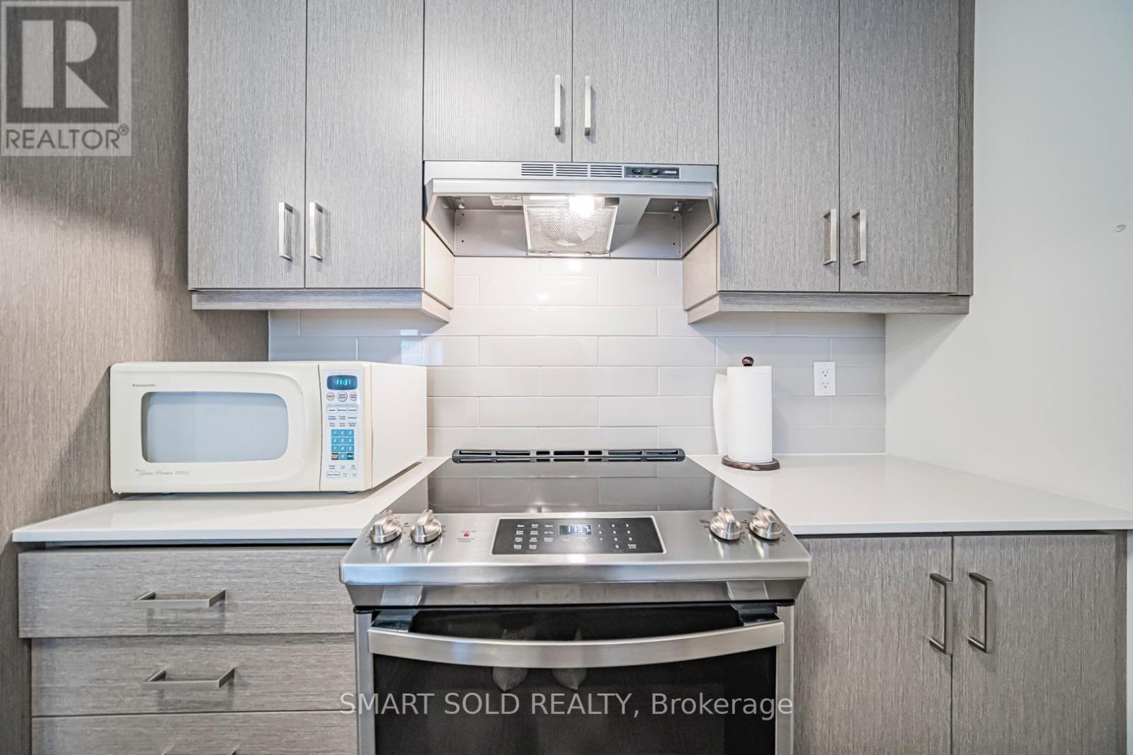 239 - 121 Honeycrisp Crescent, Vaughan, ON - Indoor Photo Showing Kitchen