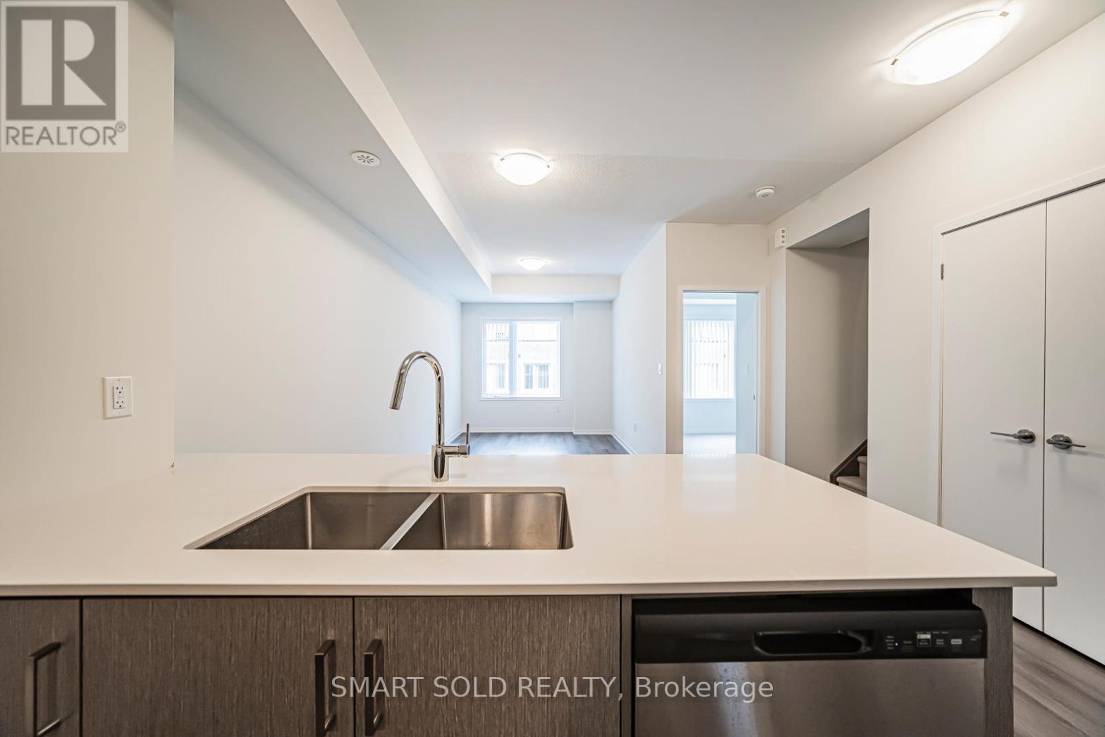 239 - 121 Honeycrisp Crescent, Vaughan, ON - Indoor Photo Showing Kitchen With Double Sink