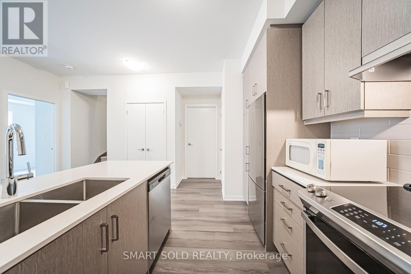 239 - 121 Honeycrisp Crescent, Vaughan, ON - Indoor Photo Showing Kitchen With Double Sink