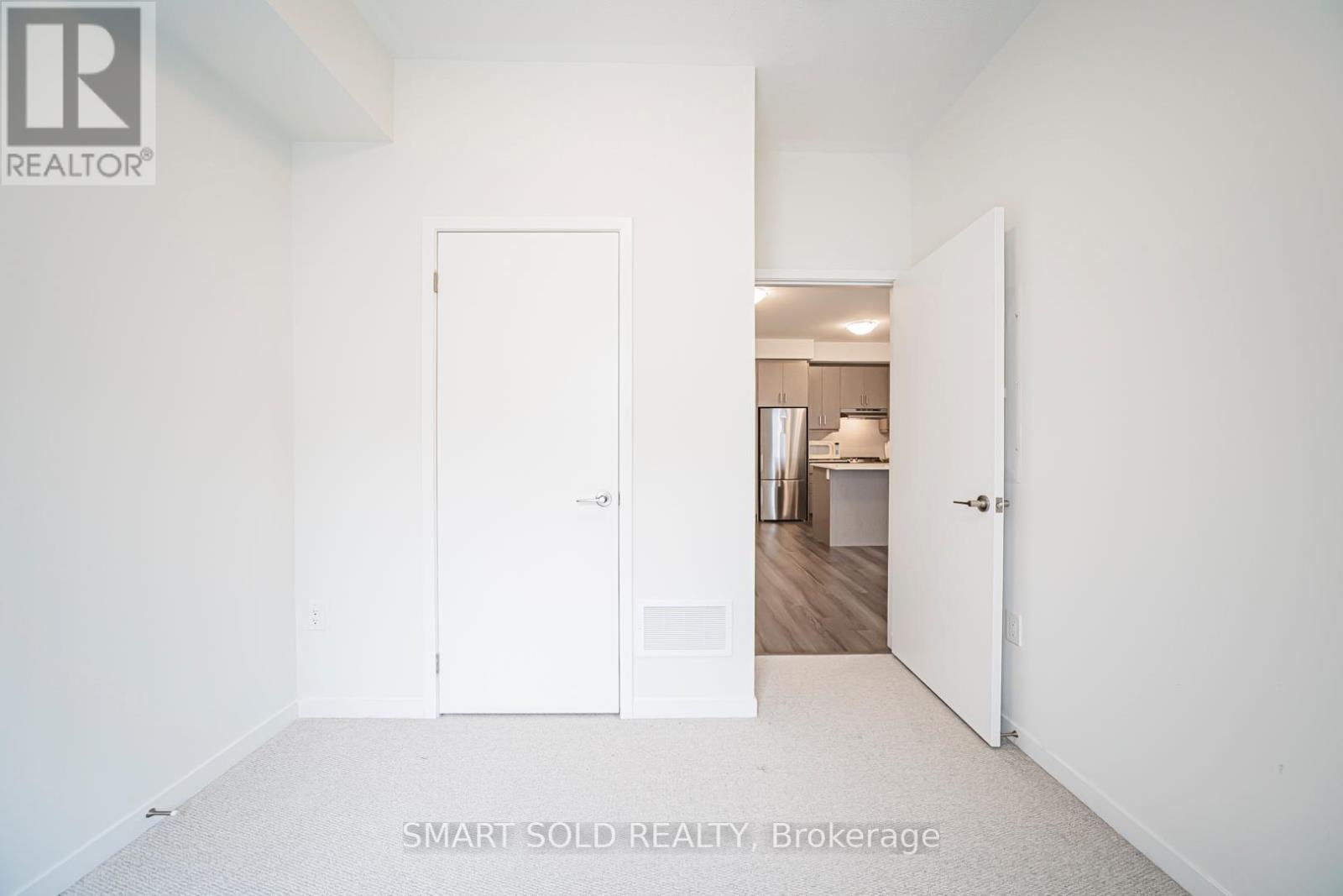 239 - 121 Honeycrisp Crescent, Vaughan, ON - Indoor Photo Showing Other Room