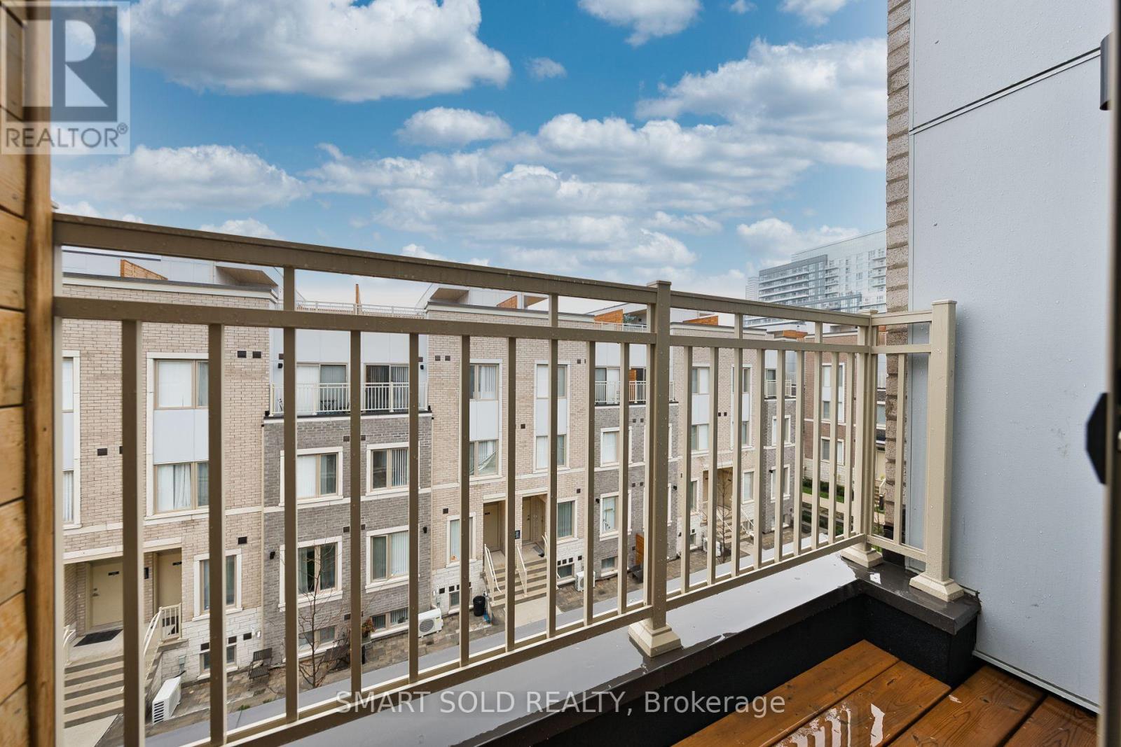 239 - 121 Honeycrisp Crescent, Vaughan, ON - Outdoor