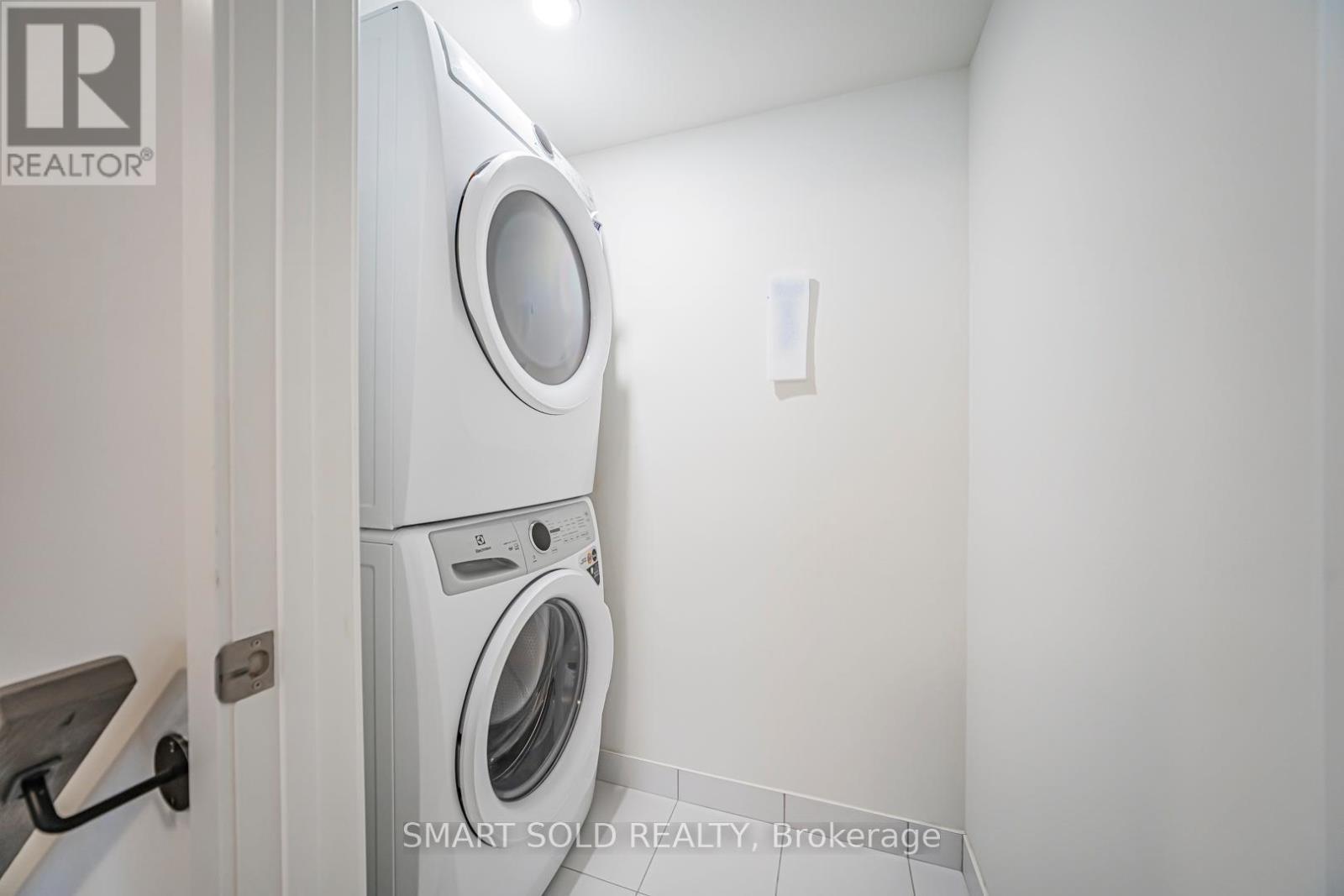 239 - 121 Honeycrisp Crescent, Vaughan, ON - Indoor Photo Showing Laundry Room