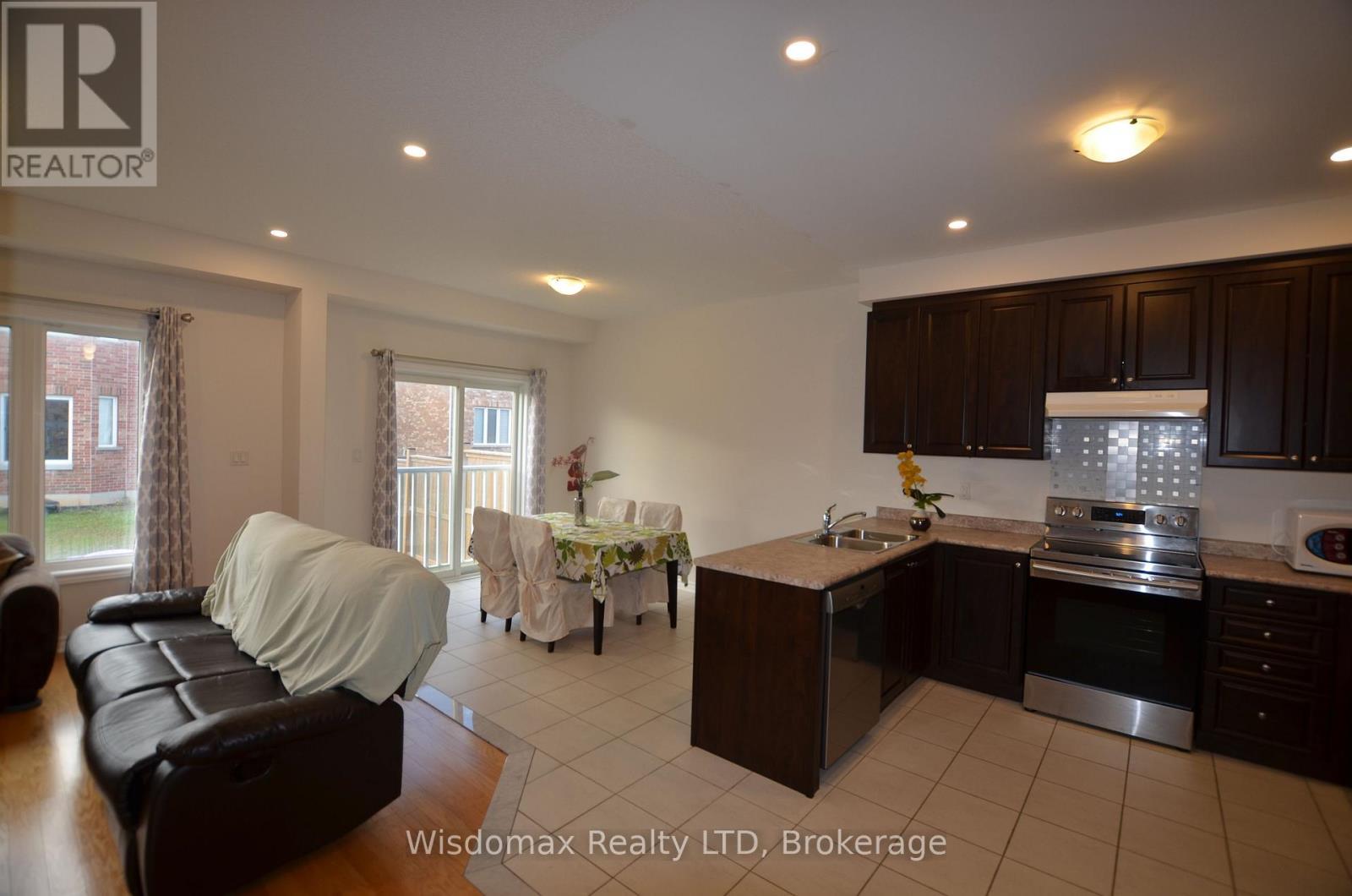 29 Palace Street, Thorold (Thorold Downtown), ON - Indoor Photo Showing Kitchen With Double Sink