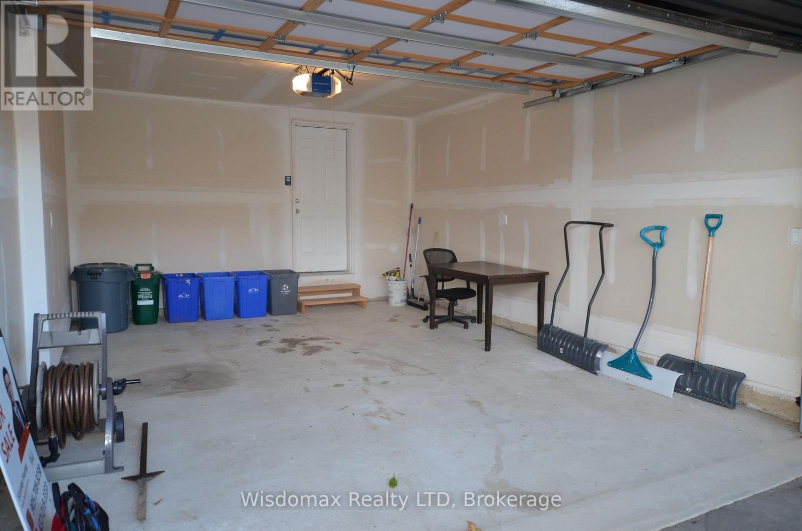 29 Palace Street, Thorold (Thorold Downtown), ON - Indoor Photo Showing Garage