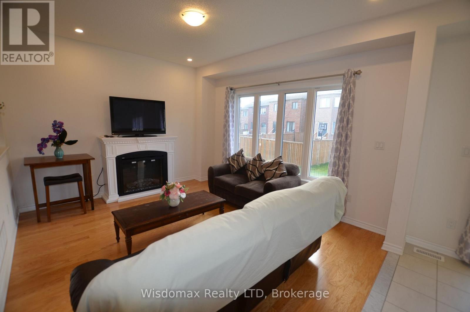 29 Palace Street, Thorold (Thorold Downtown), ON - Indoor Photo Showing Living Room With Fireplace