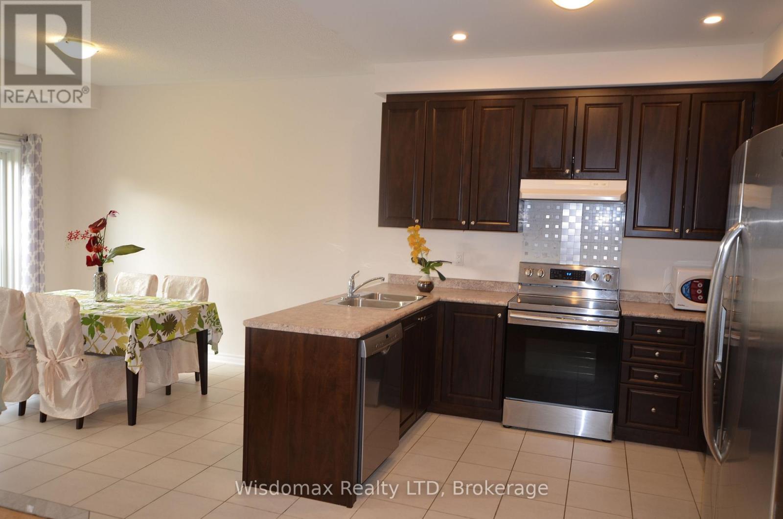 29 Palace Street, Thorold (Thorold Downtown), ON - Indoor Photo Showing Kitchen With Double Sink