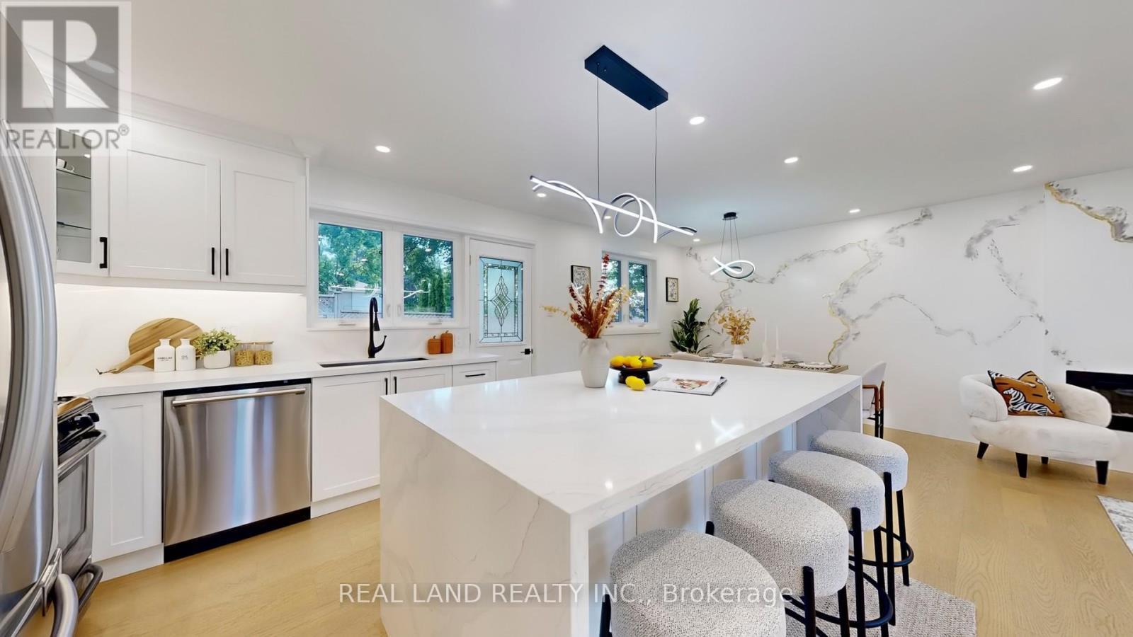 38 Cresthaven Drive, Toronto, ON - Indoor Photo Showing Kitchen With Upgraded Kitchen