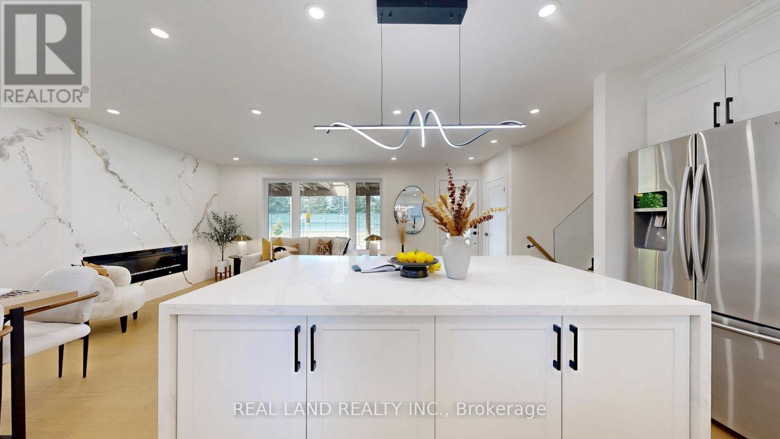 38 Cresthaven Drive, Toronto, ON - Indoor Photo Showing Kitchen With Upgraded Kitchen