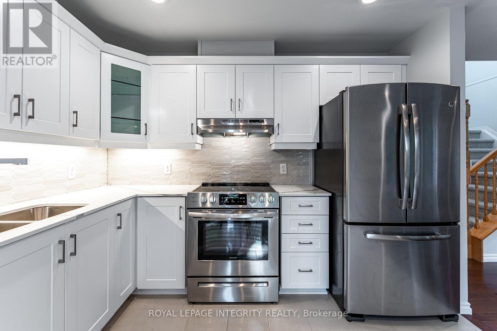 71 Appledale Drive, Ottawa, ON - Indoor Photo Showing Kitchen With Double Sink With Upgraded Kitchen