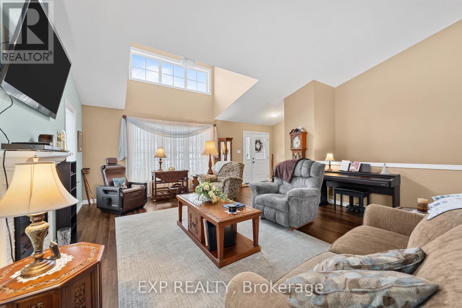 298 John Street, Warwick (Watford), ON - Indoor Photo Showing Living Room