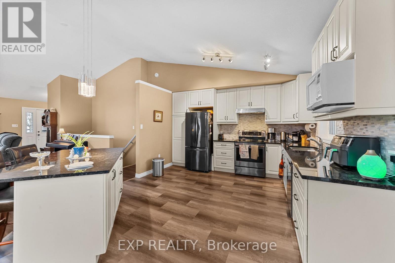 298 John Street, Warwick (Watford), ON - Indoor Photo Showing Kitchen With Upgraded Kitchen