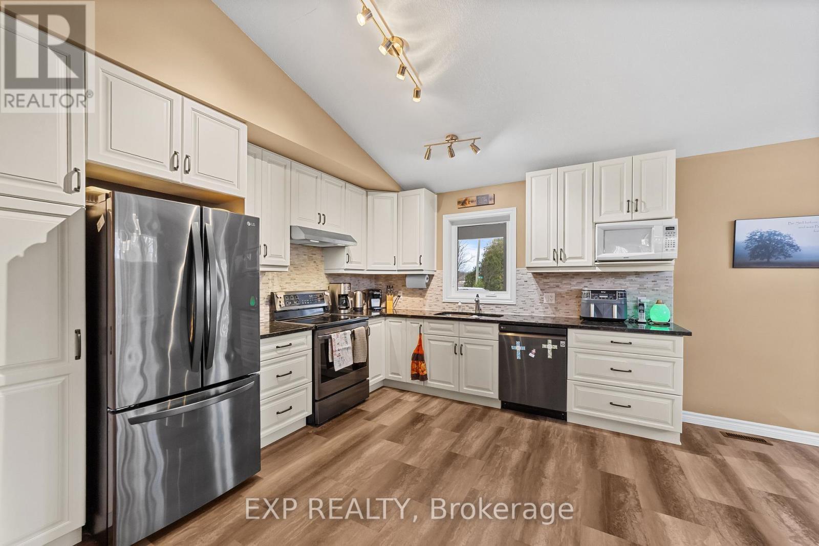 298 John Street, Warwick (Watford), ON - Indoor Photo Showing Kitchen