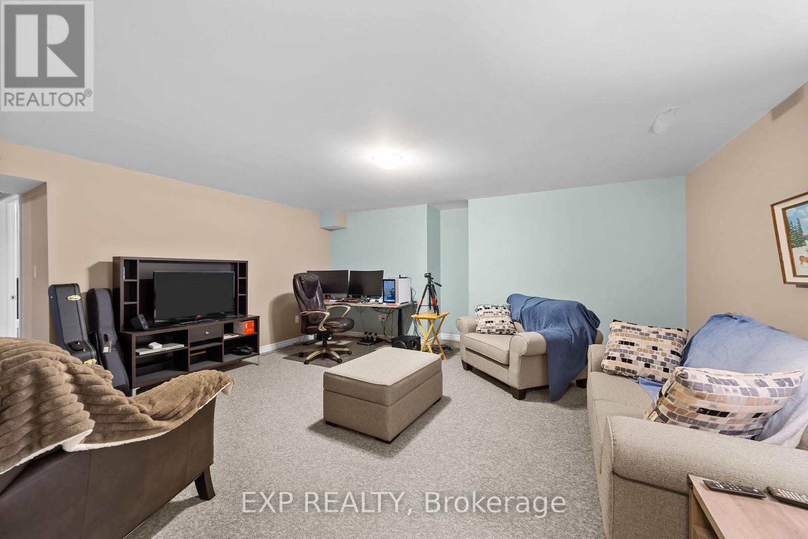 298 John Street, Warwick (Watford), ON - Indoor Photo Showing Living Room
