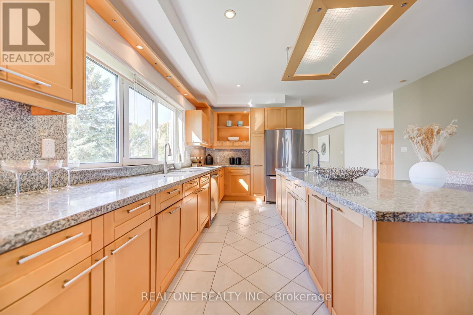 2477 Hornes Road, East Gwillimbury, ON - Indoor Photo Showing Kitchen With Upgraded Kitchen