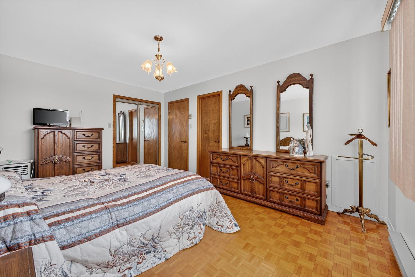 Chambre à coucher principale - 7745 Boul. Gouin O., Montréal (Ahuntsic-Cartierville), QC - Indoor Photo Showing Bedroom