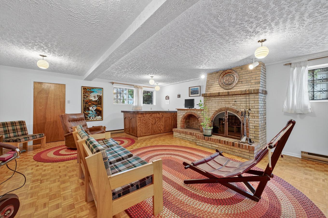 Salle familiale - 7745 Boul. Gouin O., Montréal (Ahuntsic-Cartierville), QC - Indoor Photo Showing Living Room With Fireplace