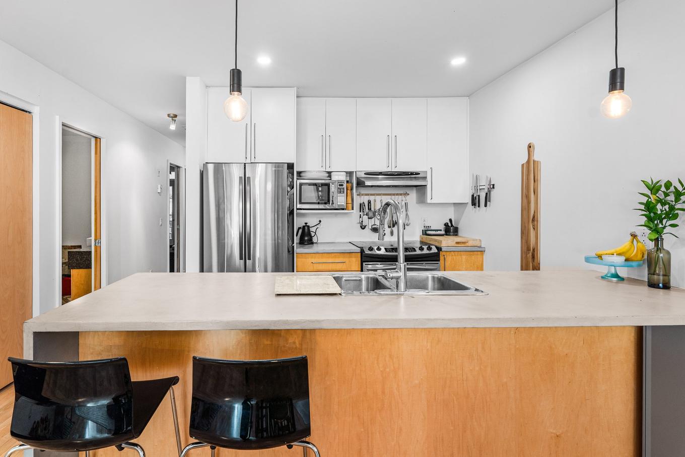Kitchen - 2-1919 Rue Beaudry, Montréal (Ville-Marie), QC - Indoor Photo Showing Kitchen With Double Sink With Upgraded Kitchen
