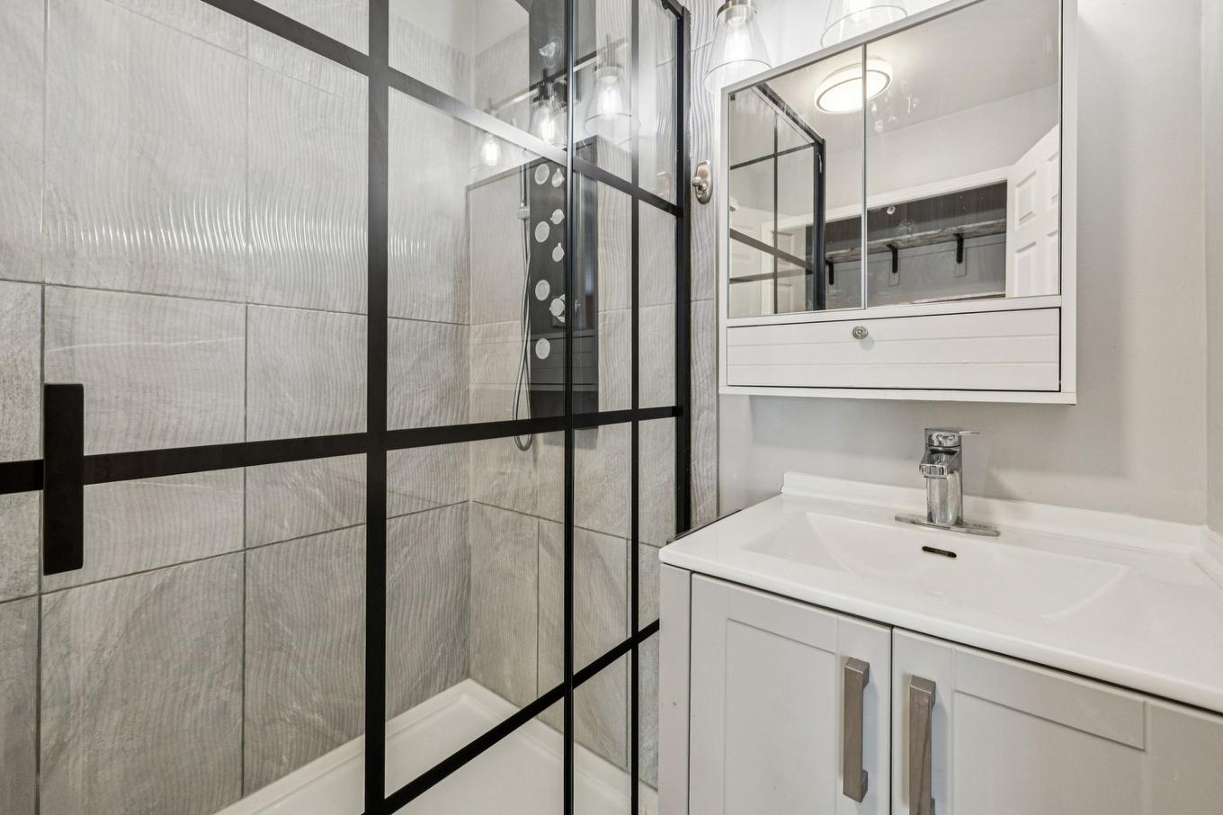 Bathroom - 64 Rue Mcelroy, Gatineau (Gatineau), QC - Indoor Photo Showing Bathroom