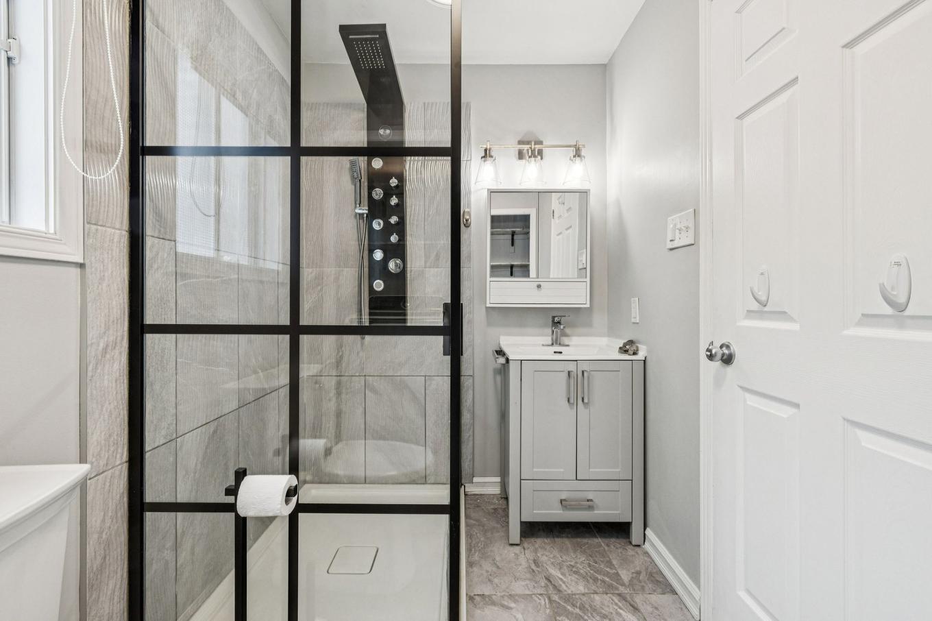 Bathroom - 64 Rue Mcelroy, Gatineau (Gatineau), QC - Indoor Photo Showing Bathroom