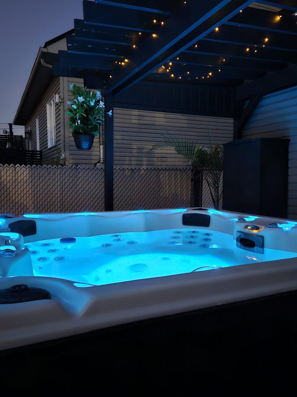 Hot tub - 109 Rue Joseph-Charles-Coallier, Saint-Jean-Sur-Richelieu, QC - Outdoor