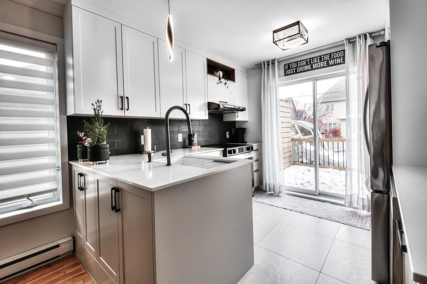 Kitchen - 109 Rue Joseph-Charles-Coallier, Saint-Jean-Sur-Richelieu, QC - Indoor Photo Showing Kitchen With Upgraded Kitchen