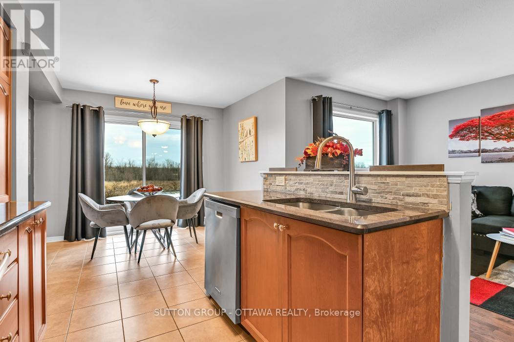 214 Trail Side Circle, Ottawa, ON - Indoor Photo Showing Kitchen With Double Sink
